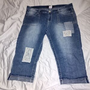 No boundaries capris size 17